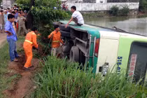 TP.HCM: Xe buýt mất lái lao xuống ao