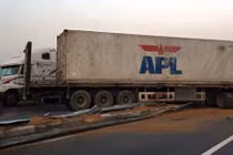 Container cày nát dải phân cách cao tốc NB – LC