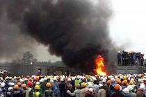 Hàng trăm công nhân hỗn chiến, đốt xe tại nhà máy Samsung