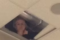 Cô giáo không có mặt giờ kiểm tra, cả lớp hết hồn nhìn lên trần nhà