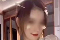 Cô gái cởi áo, để bánh nướng trước ngực tạo dáng phản cảm