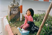 Khoảnh khắc cô bé bán hàng rong cười rạng rỡ 'hút' nghìn like 