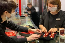 Giá vàng hôm nay 5/4: Giữ sức chờ thời