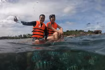 Quang Vinh - Phạm Quỳnh Anh bị chỉ trích “phá hoại” san hô Phú Quốc