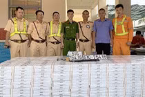 CSGT truy đuổi ôtô chở hàng cấm, vũ khí trên cao tốc