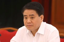 Chủ tịch Nguyễn Đức Chung đồng cảm với người dân sống quanh bãi rác Nam Sơn