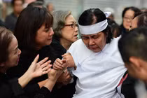 Lễ đưa tang NS Chánh Tín: Vợ nhiều lần ngã quỵ, con trai chưa kịp về