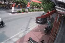 Video: Lao vào Lexus, 2 người đi xe máy bị tông văng xuống đường