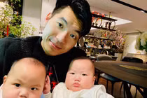 Ngắm cặp quý tử sinh đôi đáng yêu vô đối nhà Trương Nam Thành