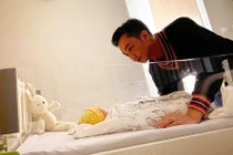 Tan chảy khoảnh khắc Cường Đô la bên con gái mới sinh