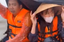 Thủy Tiên hoảng sợ tột độ khi đi giữa biển nước cứu trợ