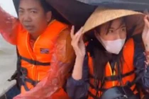 Thủy Tiên hoảng sợ tột độ khi đi giữa biển nước cứu trợ