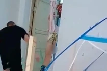 Khẩn cấp tìm người đàn ông đánh bé trai bị treo ngược đến ngất xỉu