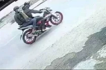 Công an truy bắt 2 thanh niên dùng bình hơi cay cướp tiệm vàng ở Bình Chánh