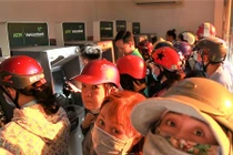 Hàng trăm người xếp hàng chờ đợi rút tiền ngày giáp Tết