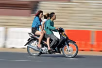 Dự luật cấm phụ nữ mặc váy ngắn bị phản đối kịch liệt ở Campuchia