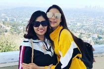 Hoa hậu Phạm Hương khoe quà giá trị tặng mẹ ruột