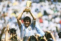 Sao Việt tiếc thương “huyền thoại bóng đá” Diego Maradona qua đời