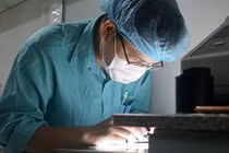 Lựa chọn tình nguyện viên tiêm thử vắc xin COVID-19 như thế nào?