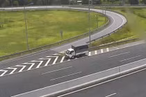 Nữ tài xế bị phạt 17 triệu đồng, tước GPLX 6 tháng do đi lùi trên cao tốc