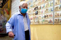 Cụ ông 81 tuổi mò mẫm tìm tro cốt 3 người thân ở chùa Kỳ Quang 2