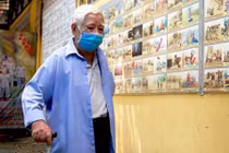 Cụ ông 81 tuổi mò mẫm tìm tro cốt 3 người thân ở chùa Kỳ Quang 2