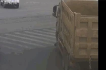 Video: Lạng lách tạt đầu xe tải, 2 bố con thoát chết khó tin 