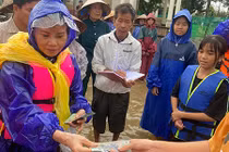 Mẹ ruột Hồ Ngọc Hà lội nước trao quà ở miền Trung