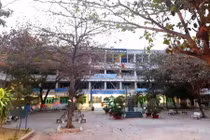 Người phụ nữ lạ lẻn vào học, nhảy lầu tự tử, học sinh khiếp sợ