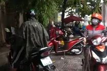 Thi tốt nghiệp THPT 2020: Phụ huynh đội mưa tầm tã đợi con thi Toán