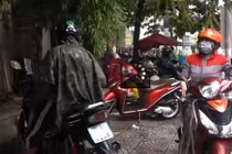 Thi tốt nghiệp THPT 2020: Phụ huynh đội mưa tầm tã đợi con thi Toán