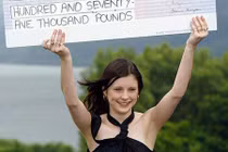 Trúng giải độc đắc 54 tỷ năm 16 tuổi, cô gái rơi vào cảnh sống như địa ngục