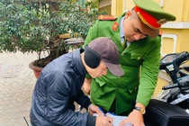 Hà Nội: Bãi trông xe “chặt chém”, không phép mọc lên nhan nhản