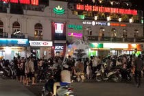 Trà đá vỉa hè ở khu vực Hoàn Kiếm tấp nập như chưa hề có dịch