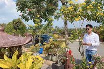 Xúc động hình ảnh Hồng Vân, Minh Luân viếng mộ nghệ sĩ Anh Vũ