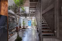 Ngôi nhà gạch khối và bê tông thoáng mát trong tiết trời nóng