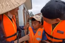 2 trẻ nghèo miền Trung bật khóc khi Thủy Tiên tài trợ tiền học 