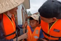 2 trẻ nghèo miền Trung bật khóc khi Thủy Tiên tài trợ tiền học 