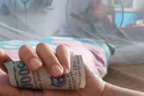 Con ngủ say, người cha âm thầm làm 1 việc cảm động rơi nước mắt 