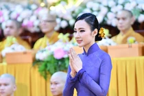 Angela Phương Trinh diện áo dài xuất hiện ở chùa đẹp tuyệt trần