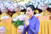 Angela Phương Trinh diện áo dài xuất hiện ở chùa đẹp tuyệt trần