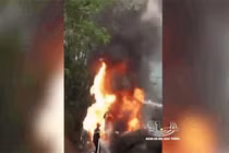 Video: Xe container bất ngờ bốc cháy ngùn ngụt trên quốc lộ 3 