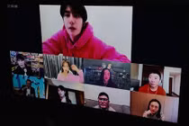 Giới giải trí Trung Quốc đóng băng vì dịch Corona, dàn sao vượt khó thế nào?