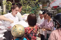 Ngọc Trinh ủng hộ... sao không kêu gọi vì miền Trung như Thủy Tiên?