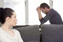 Vợ dứt khoát không bán nhà cứu bố chồng bị ung thư, chồng nghẹn đắng