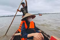 Thủy Tiên lên tiếng việc chi 30 tỷ quyên góp, tiết lộ suýt lật thuyền