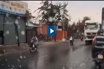 Xe máy có thể bị phạt gần 1 triệu đồng vì vượt trái suýt đâm container 