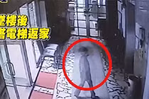 Video: Rơi từ tầng 14 xuống đất, bé gái vẫn tự đứng dậy rồi đi về nhà 