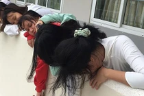 Chùm ảnh teen vạ vật khắp cầu thang, góc lớp mùa thi 