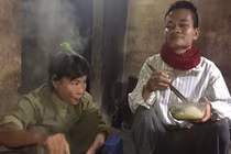 Nỗi thống khổ của mẹ già phải dùng dây xích sắt trói con 